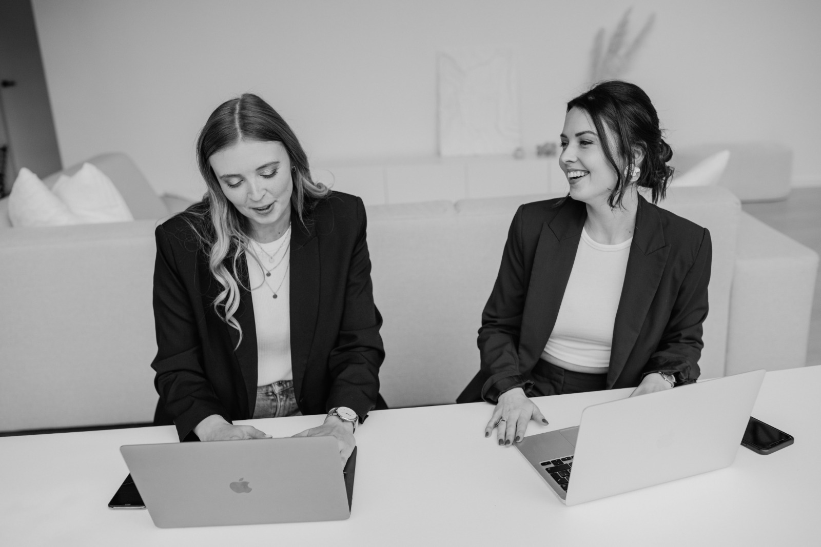 Twee vrouwen werken samen aan een bureau